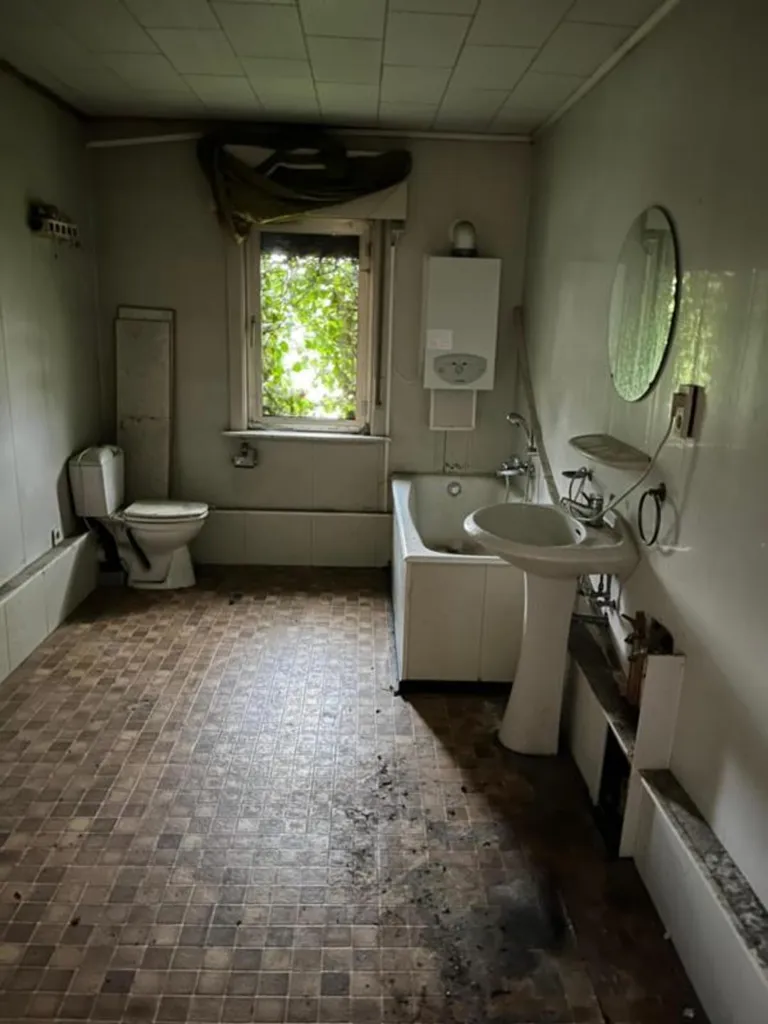 Baños - Rijwoning to Renovate near Ronse Centre