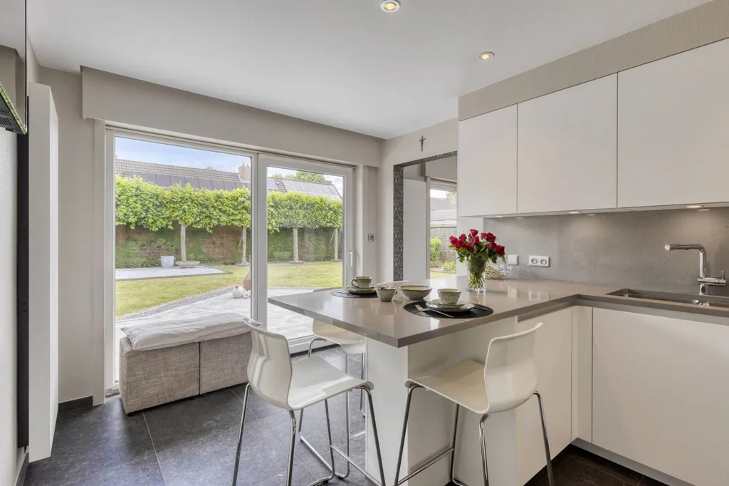 Cucina - Family Home with Solar Panels in Izegem