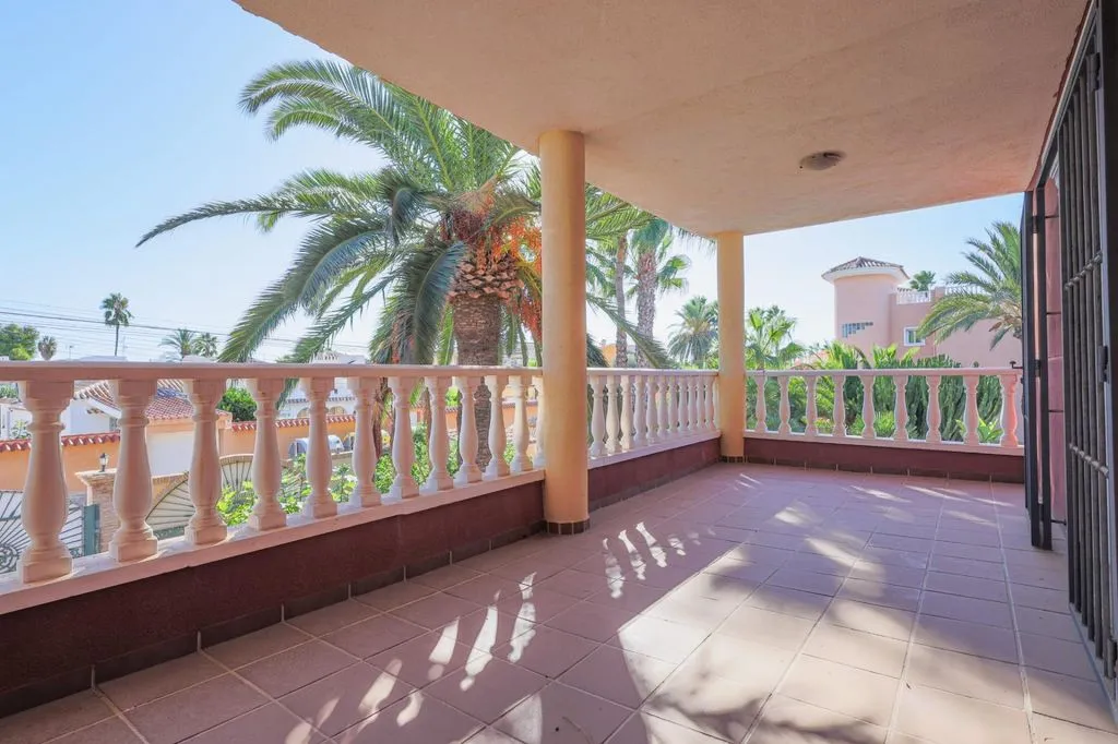 Balcon - Luxury Villa with Pool in Torrevieja