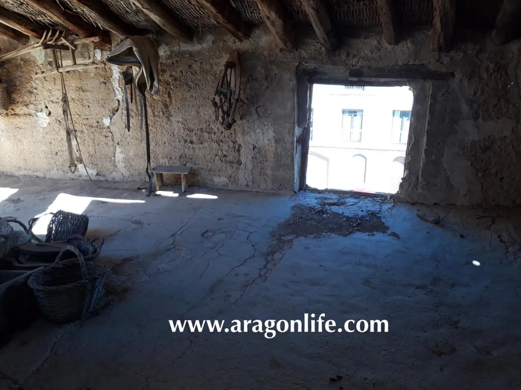 Toad - Historic House in Maella with River View