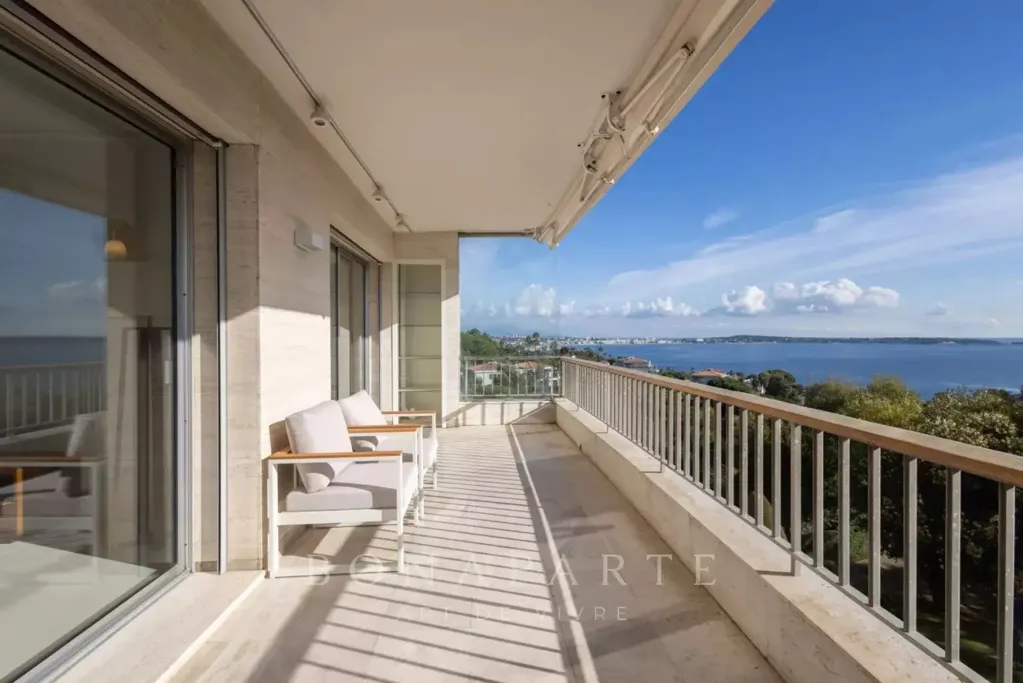 Balcon - Appartement Rénové avec Vue Panoramique à Cannes