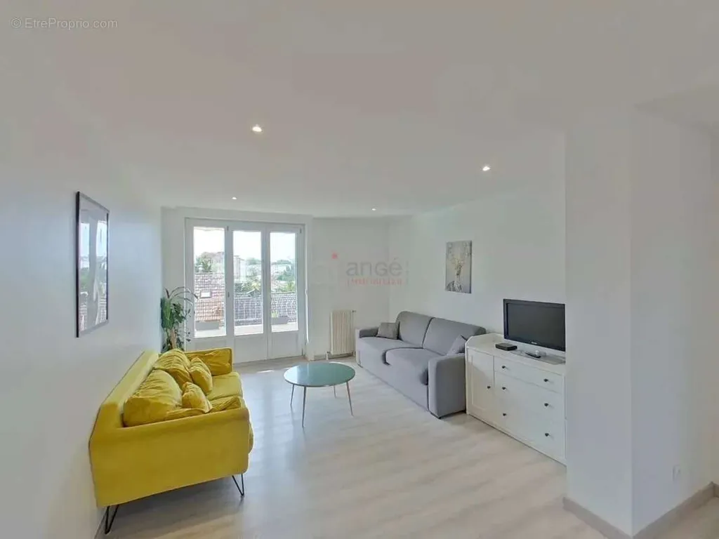 Séjour - Appartement Familial avec Balcon à Montchat, Lyon 3