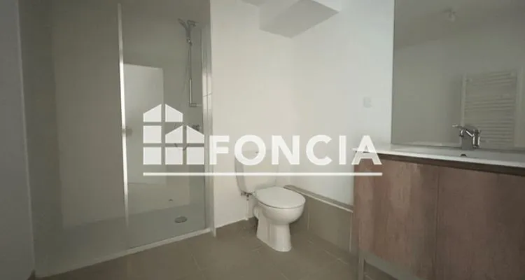 Bathrooms - 2-Bedroom Apartment Near Centre, Istres