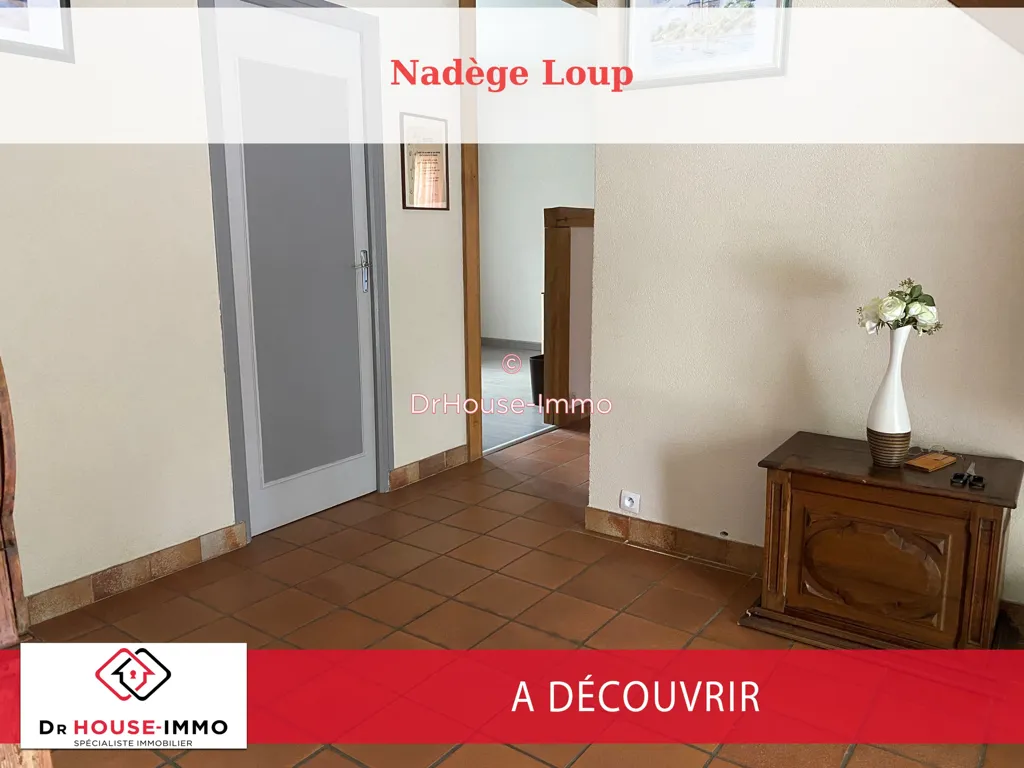 Entrée - Pavillon Traditionnel avec Piscine à Charbuy