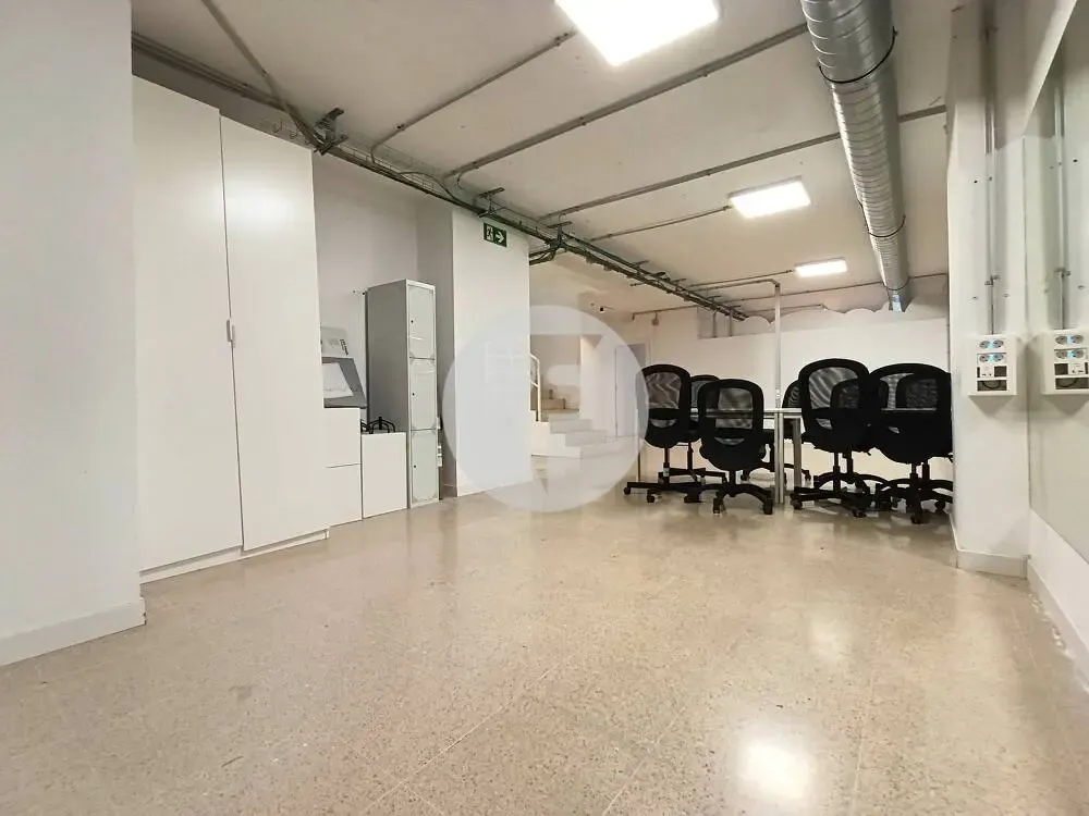 Bureau - Commercial Space with Large Facade in Comte Borrell