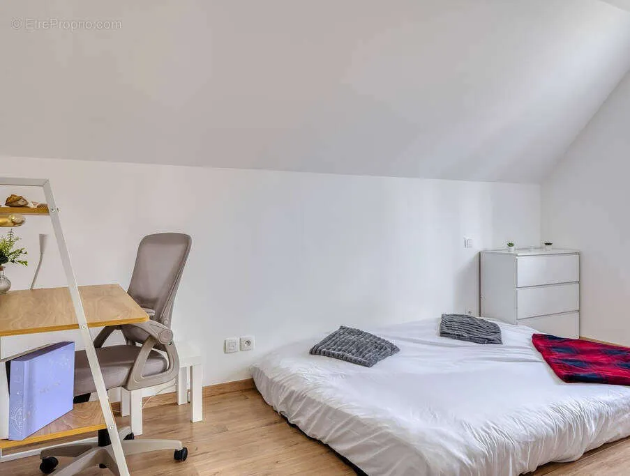 Bedrooms - 5-Bedroom House with Garden in Quiet Area