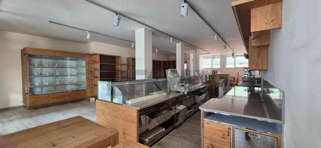 Stanze - Retail Space with Frontage on Via Roma, Valbrembo