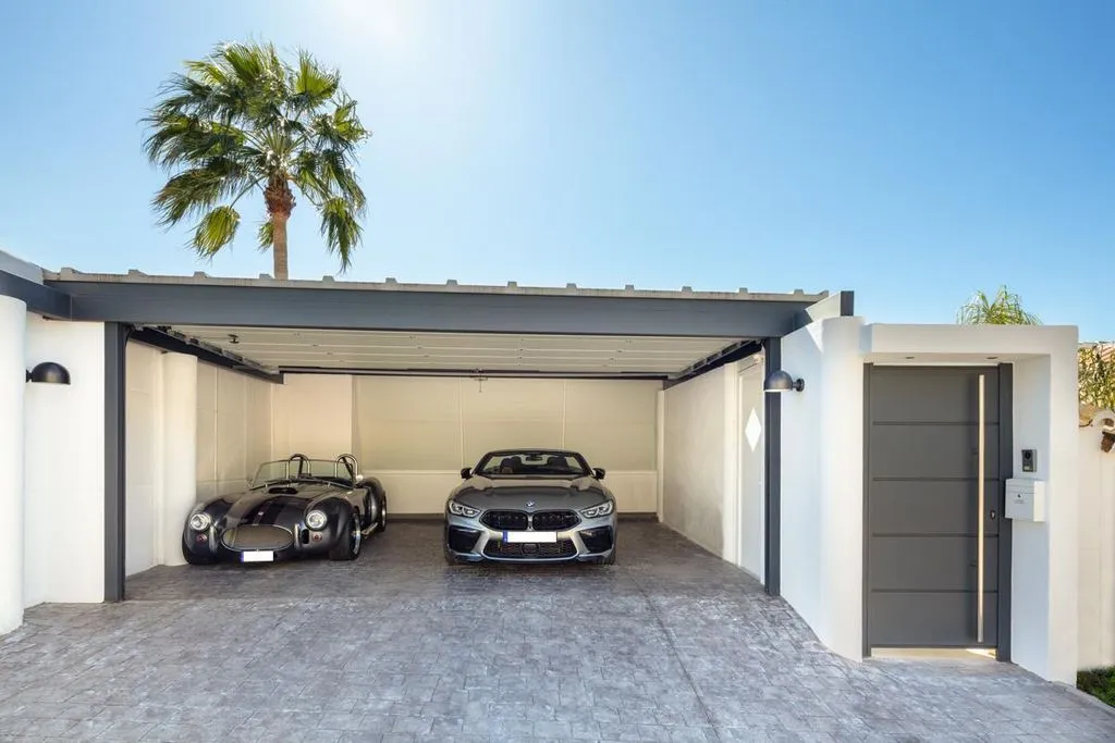 Garage - Luxury Villa with Sea Views in Marbella