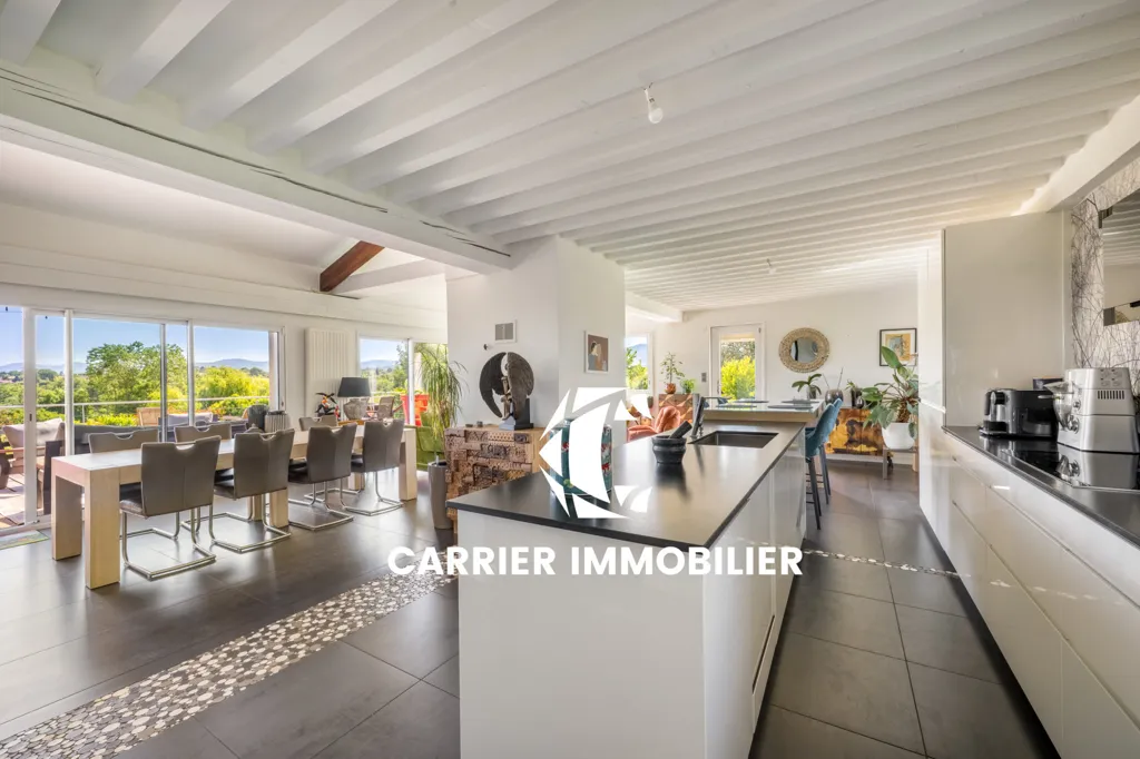 Köök - Architect-Designed House with Pool in Saint-Genis-les-Ollières