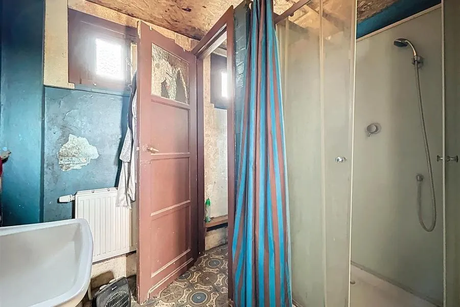 Salles de bain - Maison à Rénover à Gilly avec Garage