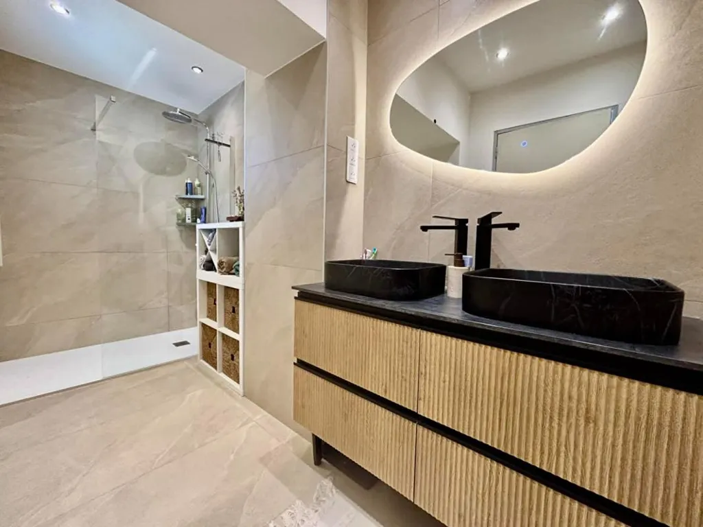 Salles de bain - Maison Rénovée avec Terrasse à Beaucourt
