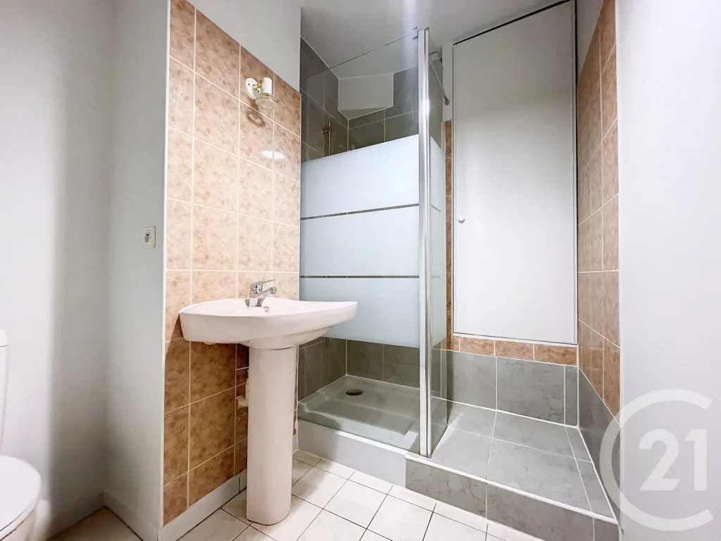 Vannitoad - 2-Bedroom Flat with Parking in Provins