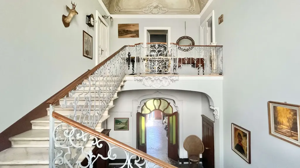 Rooms - Historic Villa with Private Garden in Intra