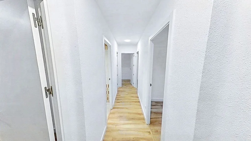 Hallway - Three-Bedroom Apartment with Terrace in Sedaví