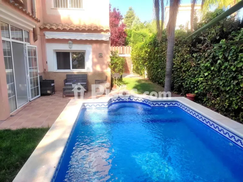 Bassein - House with Pool in Centre
