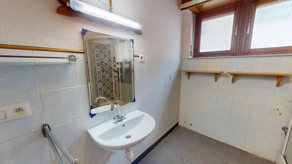 Salles de bain - Maison avec Jardin et Cheminée à Halanzy