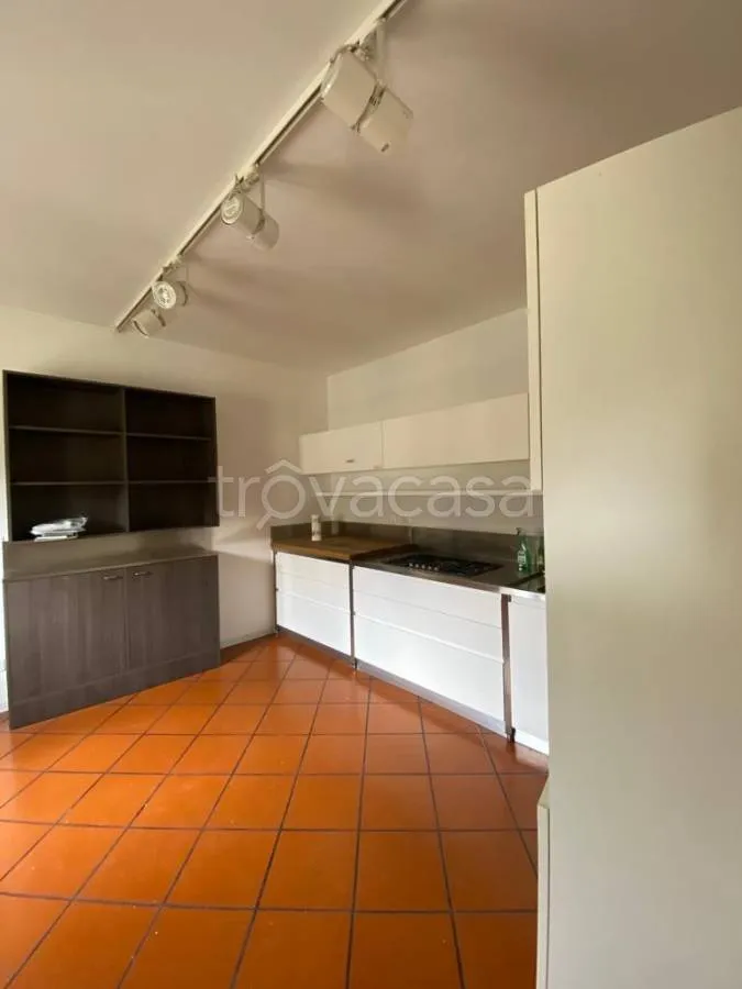 Cuisine - Rustic-Style Flat with Caminetto in Modena