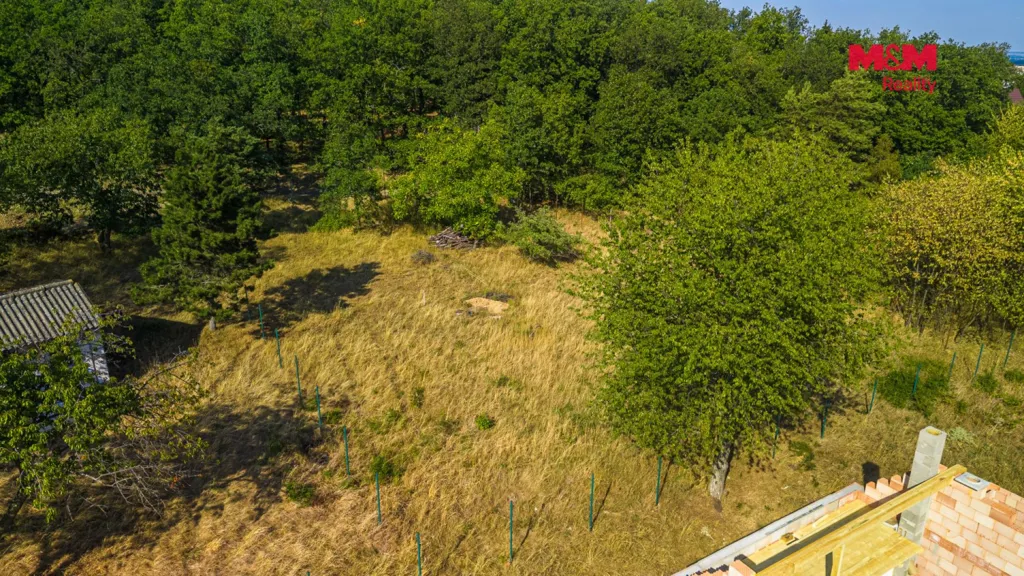 Luftaufnahme - Land with Garden View in Zeměchy u Kralup nad Vltavou