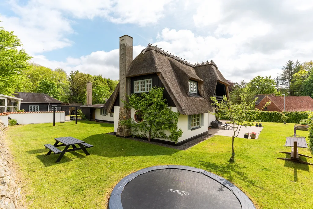Aed - Thatched Villa with Garden in Helstrup
