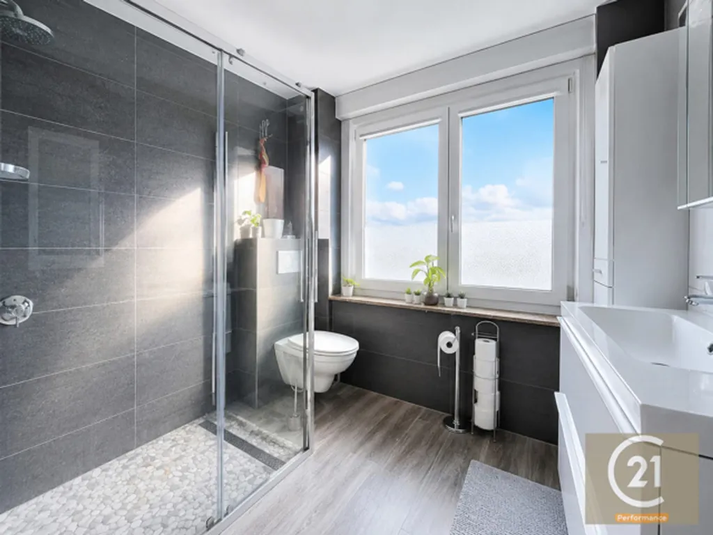 Salles de bain - Maison Rénovée avec Terrasse à Buizingen