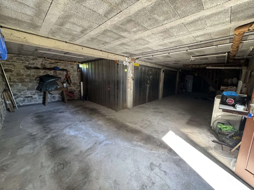 Garage - Maison avec Jardin et Sous-Sol à Ussel