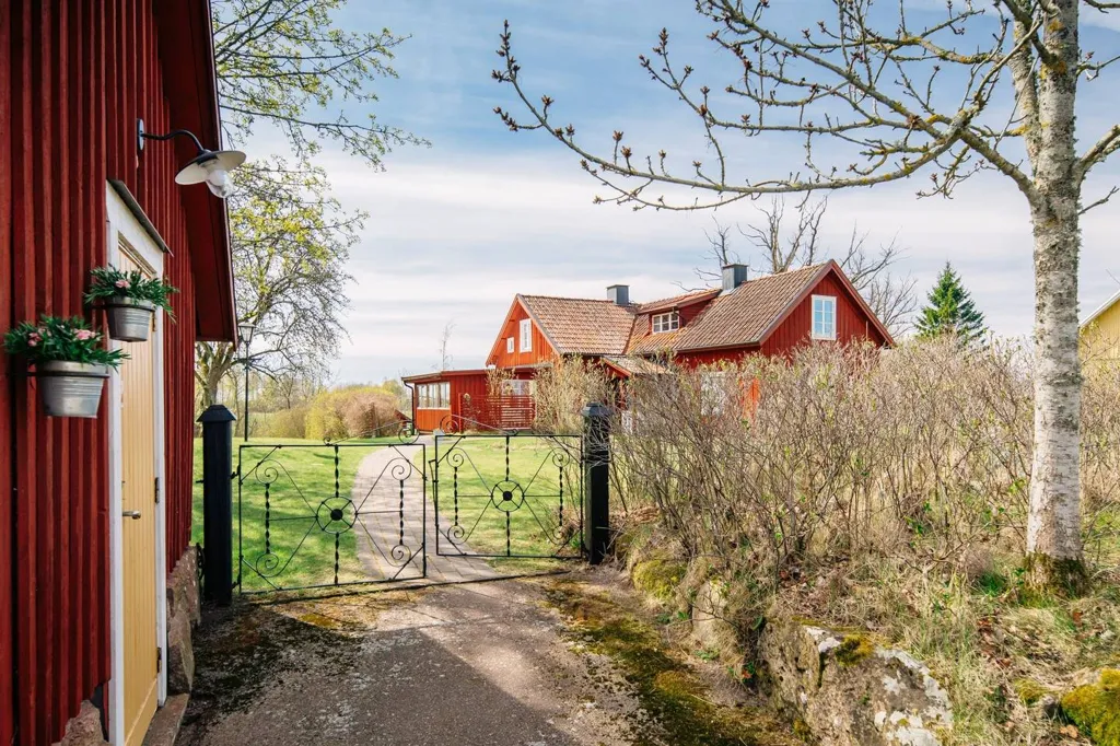 Extérieur - Charming Red Villa with Countryside View in Jula
