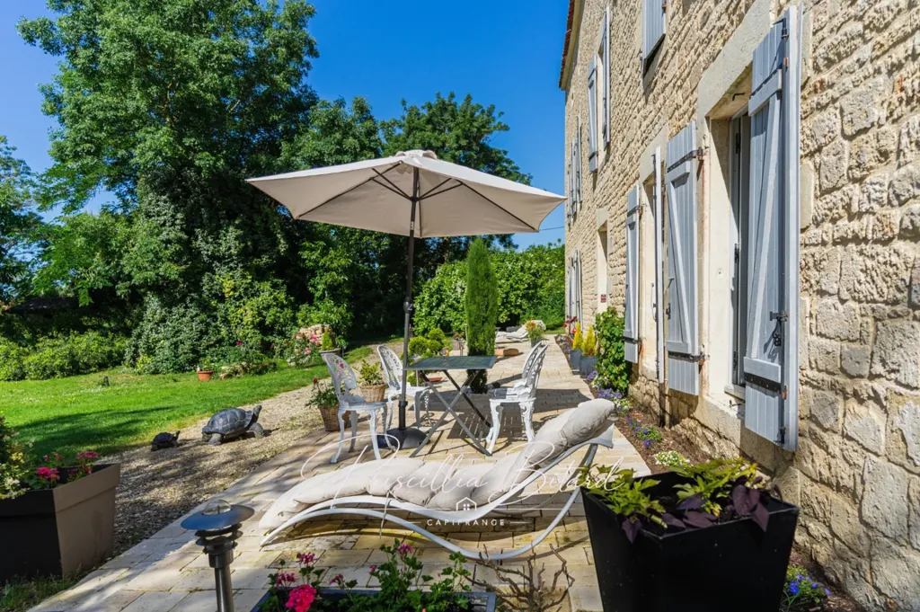 Terrazza - Historic Château with Garden in Le Thou
