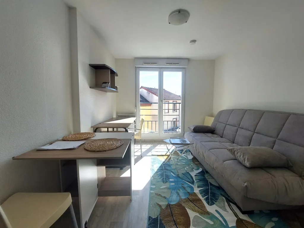 Séjour - Studio Meublé avec Ascenseur à Rue du Petit Tour