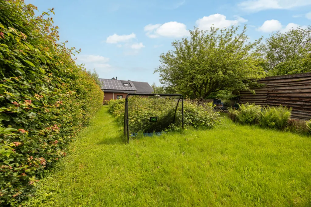 Aed - Characterful House with Garage/Workshop in Suburb