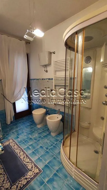 Salles de bain - Elegant Villa with Private Garden in Teverola