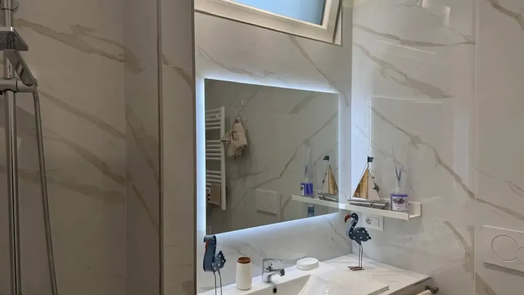 Salles de bain - Modernised Two-Bedroom Apartment in Milan
