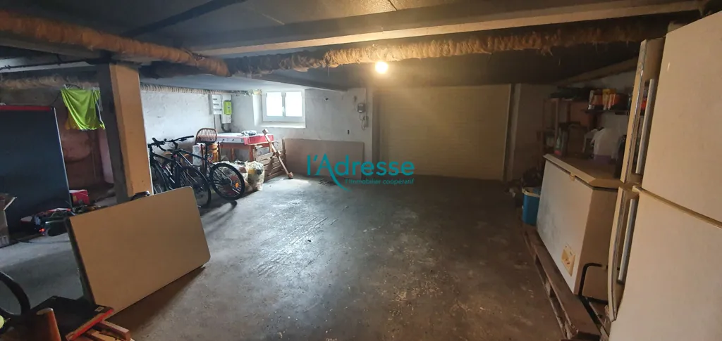 Garaaž - House with Basement and Garden in Saint-Pierre