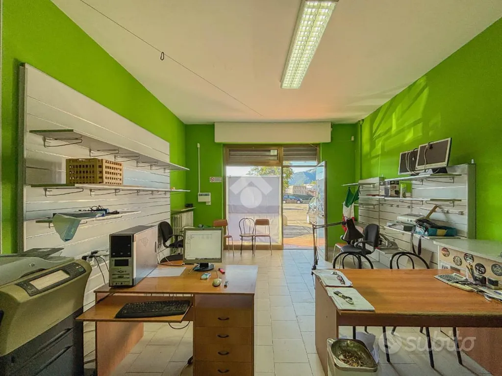 Office - Commercial Space with Frontage in Ponte San Pietro