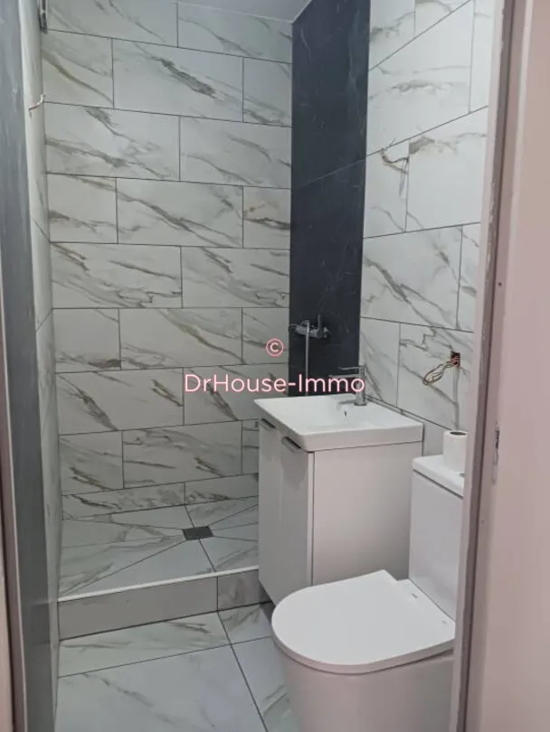 Salles de bain - Appartement Rénové avec Luminosité à Nice