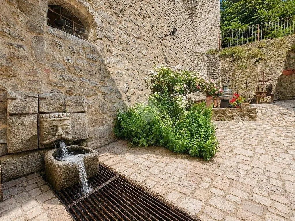 Giardino - 6-Bedroom House with Historic Setting in L'Aquila