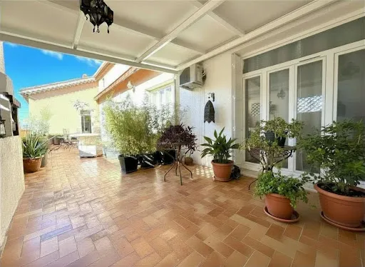 Terrace - Luxury House with Garden in Montfavet