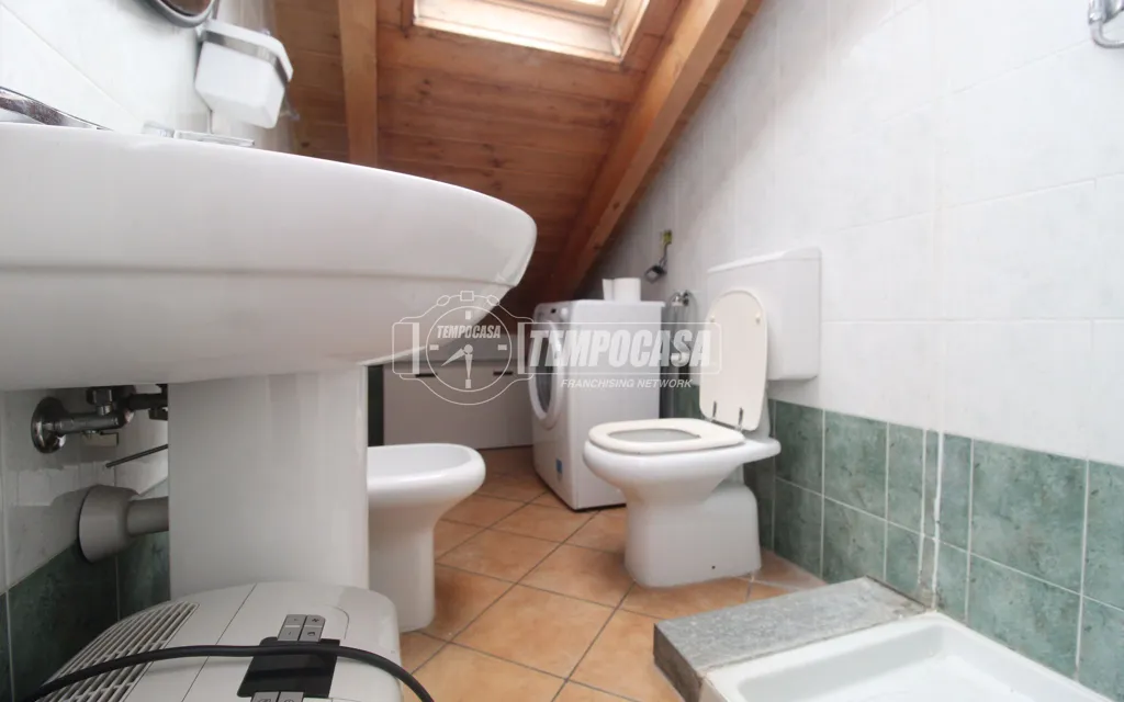 Bagni - Rear-Facing Mansard Flat with Balcony in Turin
