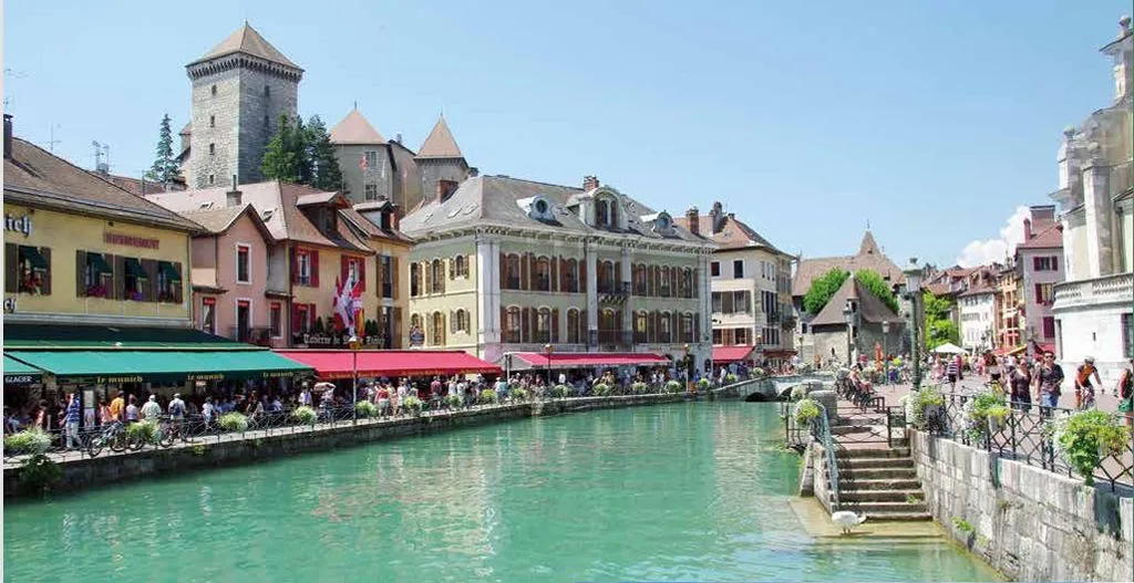 Appartement Luxe RDC avec Stationnement à Annecy