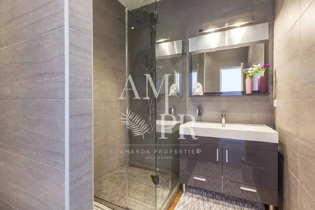 Bathrooms - Luxury Villa with Sea View in Cannes