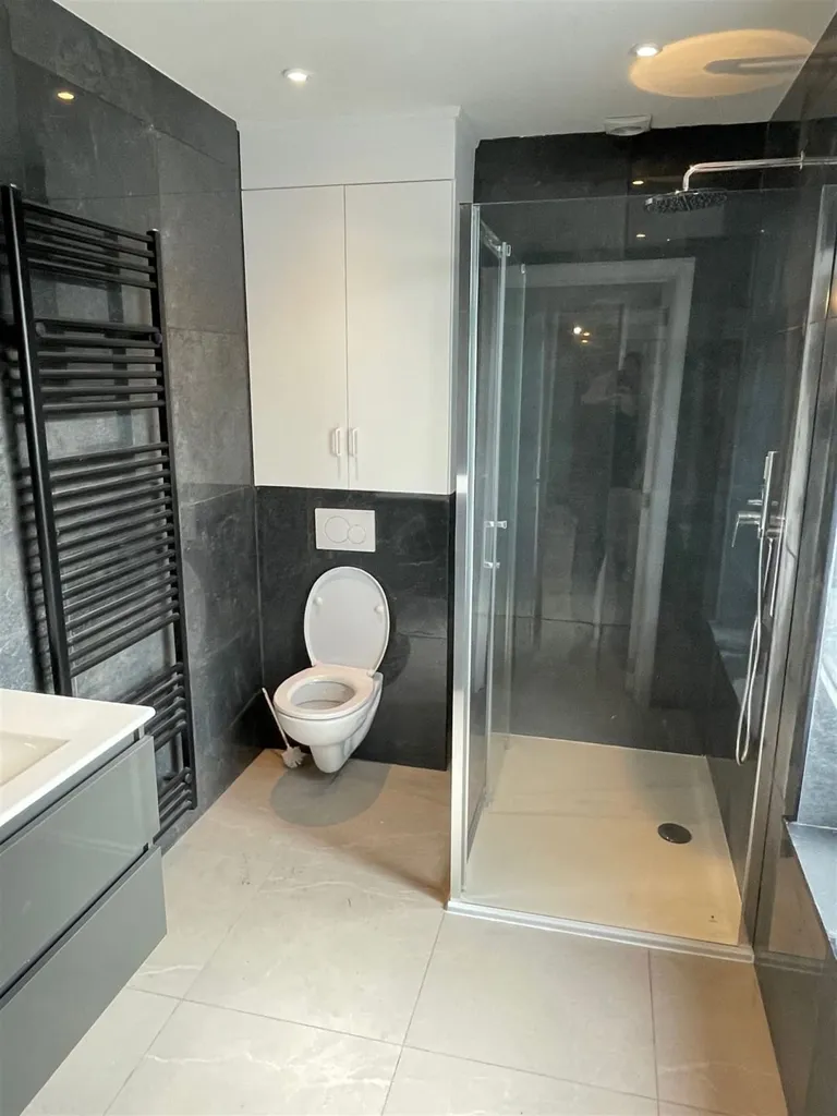 Salles de bain - Appartement Neuf 3 Chambres avec Bureau à Proximité des Commodités