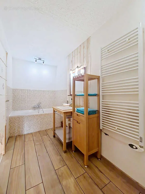 Bagni - 3-Bed Apartment with Terrace in Gières