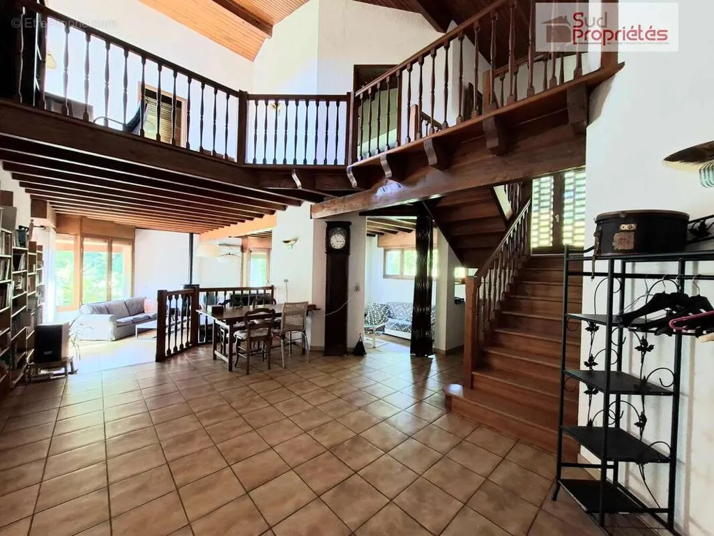Séjour - Villa des Années 80 avec Grand Terrain à Aurignac