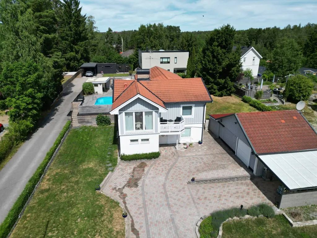 Vue aérienne - Villa with Pool in Tullinge