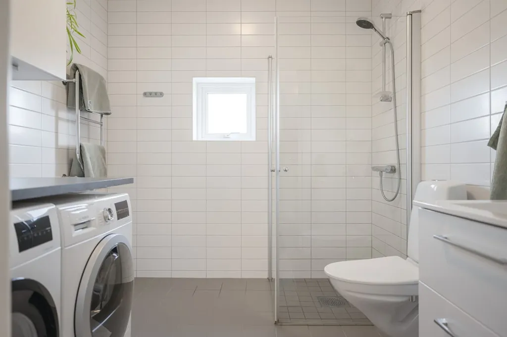 Bathrooms - Luxury Flat with Ballingslöv Kitchen in Green Setting