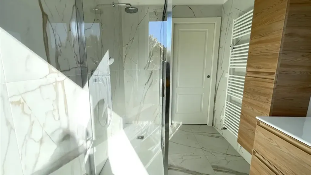 Salles de bain - Rearranged Apartment with Balcony in Curno