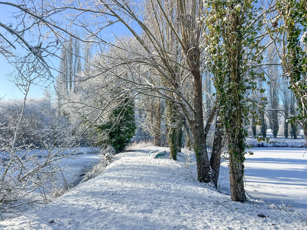 Maison Traditionnelle avec Vue sur Plan d'Eau en Campagne