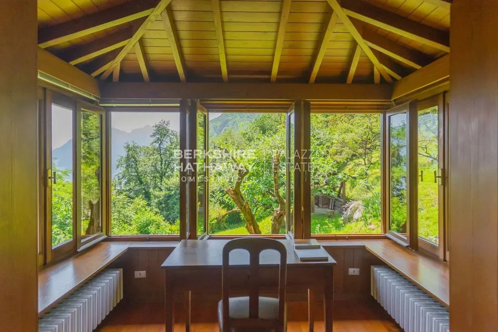 Bureau - Luxury Villa with Lake Views in Bellagio