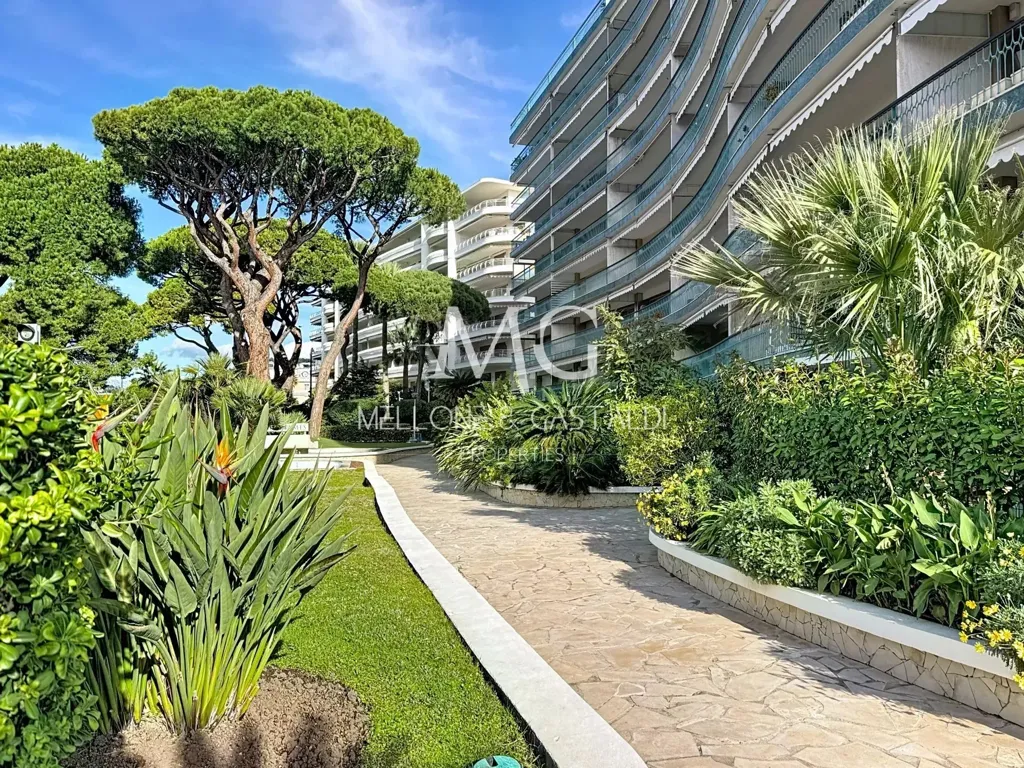 Aed - 3-Bedroom Seafront Apartment in Cannes
