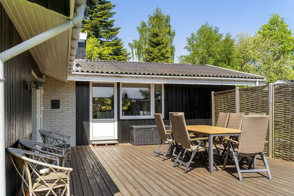 Terrasse - 1977 Summerhouse with Garden in Væggerløse