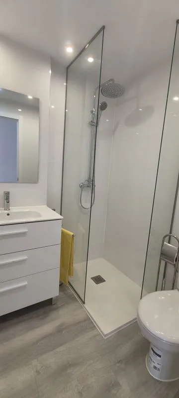 Bathrooms - Studio with Air Conditioning in Majadahonda Centre